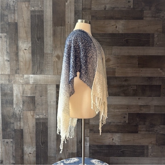 Blue white ombré knit wrap OS sophisticated resortwear vacation old money travel - Picture 9 of 11